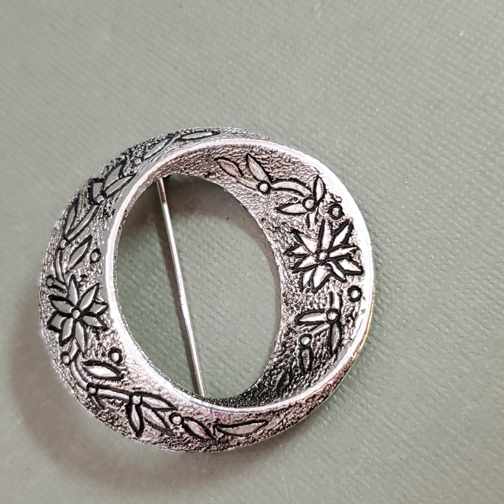 Emmons Brushed Silver Tone Round Floral Brooch Pin Vintage Costume Jewelry